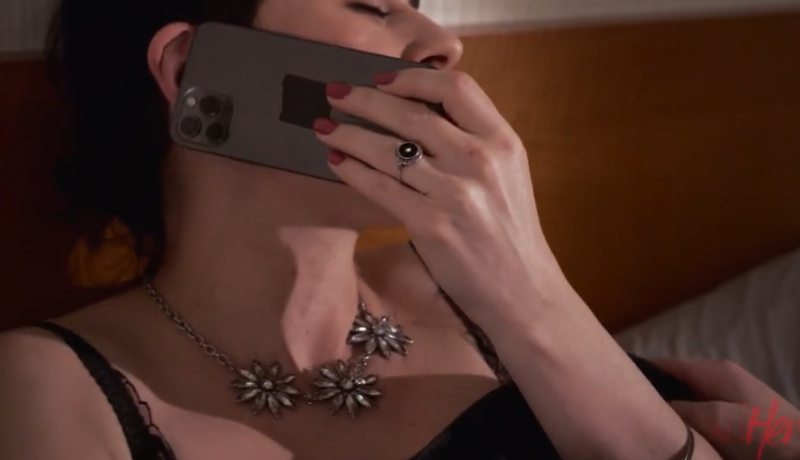 Sesso al Telefono Erotico con Uomini Maturi e Anziani - Esperienze Intime e Coinvolgenti in Totale Discrezione
