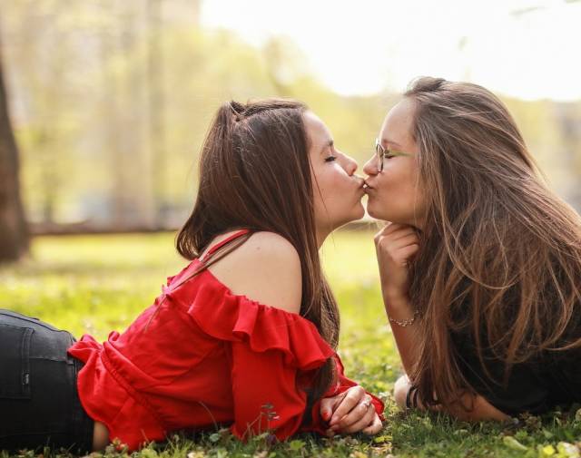 Lesbiche Sensuali: Il Piacere Anonimo del Sesso Telefonico Erotico